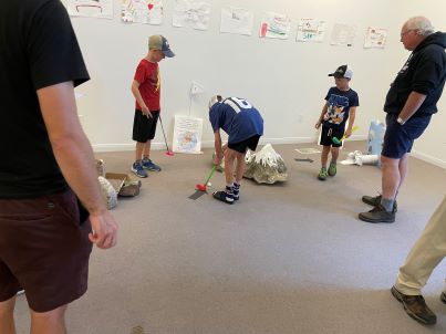 kids playing mini putt